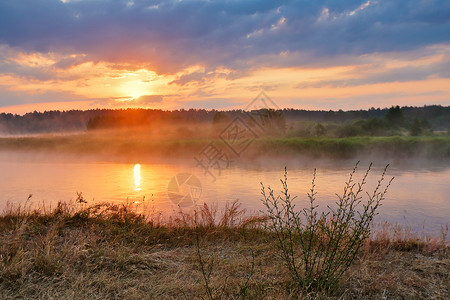 朦胧的夏日日出早上雾的河五彩缤纷的夏日早晨夏天早上河岸的土路图片