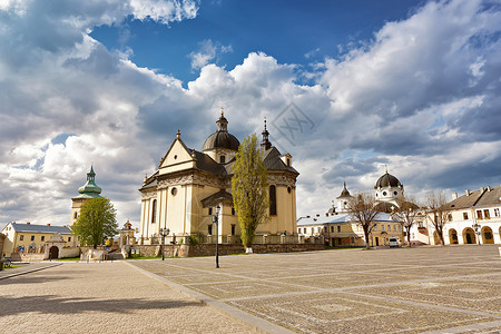 城镇广场古老的大教堂教堂古老城镇的广场晴朗多云的城市景观背景