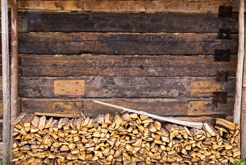 棕色旧谷仓的木桩木墙木材纹理背景图片