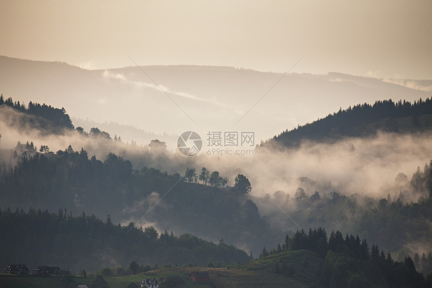 雨后久的山脉景观云的雾山口上的薄雾村庄图片