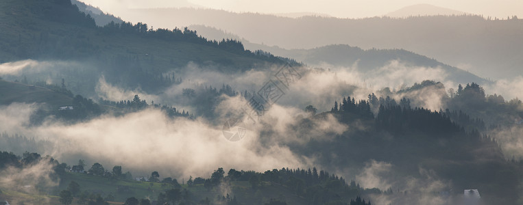 黄昏日落雨后的雾云薄雾村庄的通行证全景暴风雨后的山脉景观图片