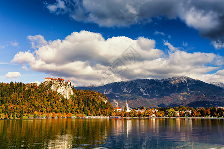 五彩缤纷的秋日流血的湖,斯洛文尼亚山脉的流血湖上令人惊叹的景色斯洛文尼亚,欧洲背景图片