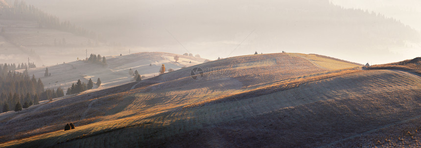 冰,霜冻五颜六色的秋天草地上阳光明媚的秋天日出全景日出山谷与美妙的光山上晨光中被霜覆盖的山地乡村田野的全景图片