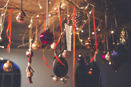 诞装饰挂个乡村谷仓的天花板上,诞节的包丝带图片