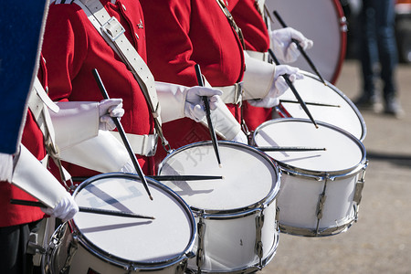 穿着红色制服的鼓手春季的排,戴着白色手套鼓上鼓图片