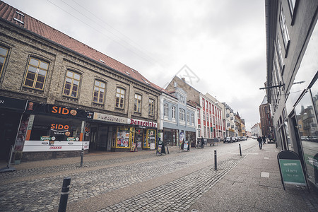 丹麦哈德斯列夫3月25日至2017丹麦哈德斯列夫市的商业街,旧建筑商店图片