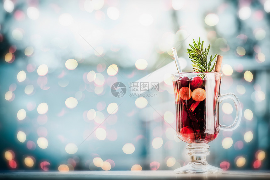 璃覆盖葡萄酒与浆果冷杉枝冰霜的冬季背景与节日的Bokeh照明背景图片
