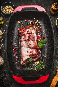 生羊肉肩烤与串,草药香料红色烤盘,顶部视图肉类食品图片