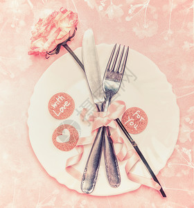 浪漫的桌子与盘子,玫瑰花,餐具丝带粉彩背景,顶部视图图片