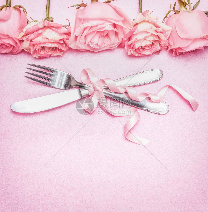 浪漫的餐桌场所粉红色玫瑰花,餐具丝带婚礼,邀请,日期贺卡,顶部视图图片
