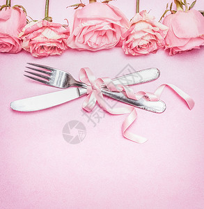 凭单浪漫的餐桌场所粉红色玫瑰花,餐具丝带婚礼,邀请,日期贺卡,顶部视图背景