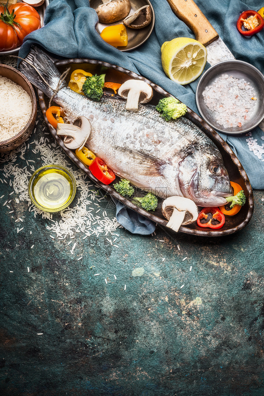 用配料烹饪的鱼蔬菜,烘焙形式的多拉多,用刀油香料乡村厨房桌子上准备,顶部视图,边框健康食品饮食食品图片