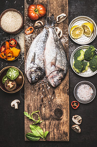 生鱼健康的烹饪原料大米,蔬菜,柠檬的风景图片