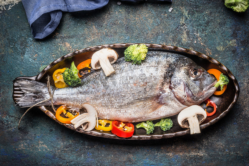 多拉多鱼的准备与蔬菜砂锅形式的鱼乡村背景,顶部的图片
