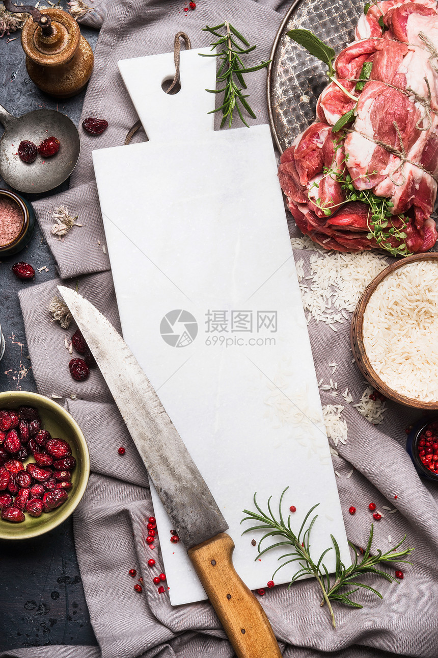 肉烤准备与空白白色大理石切割板,菜刀,大米烹饪配料,顶部视图,框架肉类食品背景图片