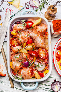 鸡肉与五颜六色的蔬菜红色辣椒粉砂锅,烘焙准备轻乡村厨房桌子上,顶部视图图片