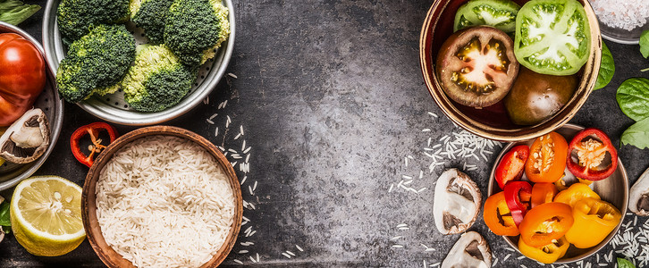 米饭蔬菜烹饪配料碗黑暗的乡村背景,横幅健康素食饮食营养图片