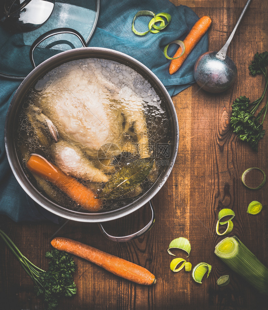 鸡汤烹饪,锅与鸡汤瓢黑暗的乡土木背景与蔬菜成分,顶部的观点健康食品饮食营养图片