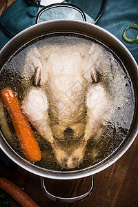 全煮鸡肉煮锅与肉汤,汤准备,顶部视图图片