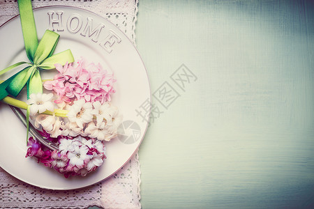 白色丝带边框春桌与盘子,丝带可爱的风信子花,顶部视图,边框,粉彩背景