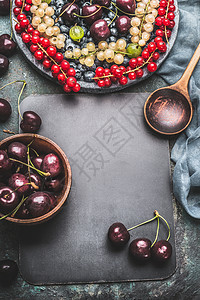 食物背景与各种浆果,烹饪勺子,碗餐巾,顶部视图框架图片
