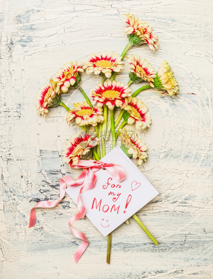 母亲日卡与漂亮的花,玫瑰丝带手写文字为的母亲浅破旧别致的背景,顶部的图片