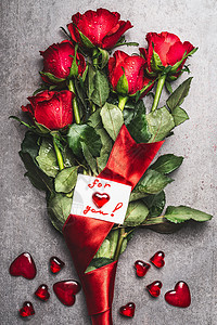 美丽的红玫瑰花与循环贺卡与心手写字体为您,顶部的视图爱象征情人节的图片
