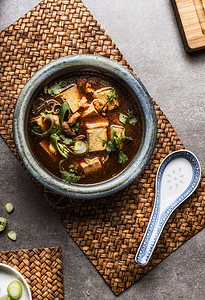 中国四川汤配豆腐肉,装碗里,俯视图亚洲菜图片