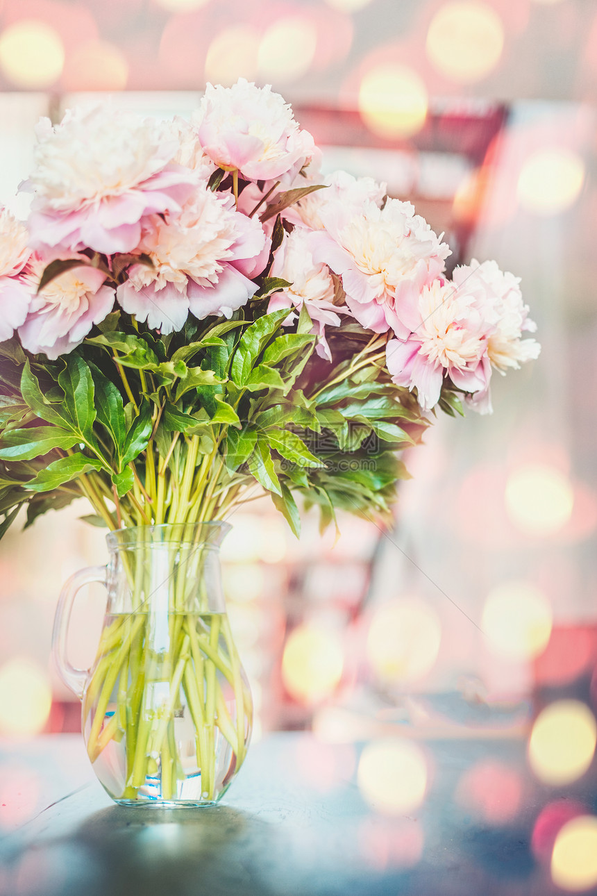 可爱的粉红色牡丹花花瓶阳光波基背景图片