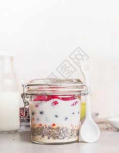 带健康早餐的璃瓶燕麦片辣椒籽枸杞新鲜浆果酸奶,正景色图片
