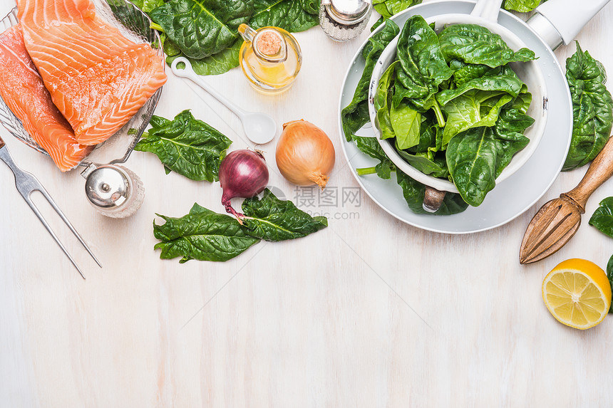 菠菜叶鲑鱼片,配料白色厨房桌子背景,烹饪准备,顶部视图,边界饮食营养健康食品图片