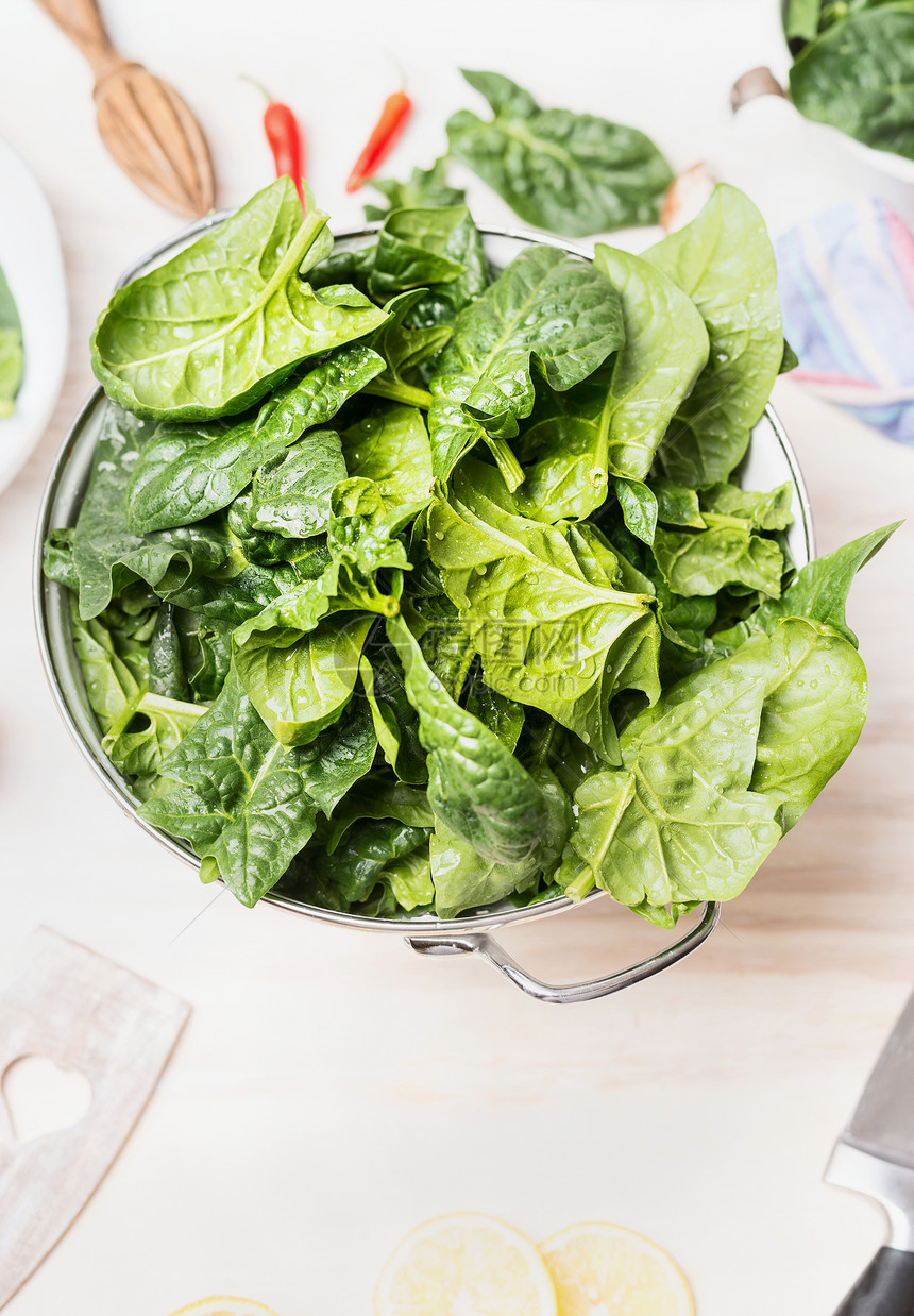 白色卷心菜与新鲜的绿色机菠菜叶,素食素食营养,饮食,排健康食品的图片