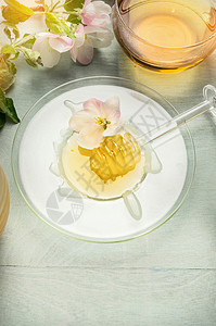 璃板与蜂蜜北斗七星,杯茶与春花,顶部视图背景图片