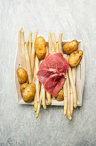 施尼采尔芦笋与生肉片土豆,顶部视图背景