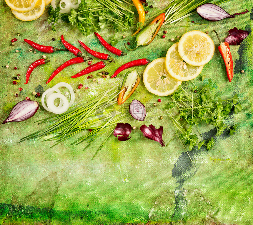 新鲜草药香料成分烹饪绿色背景,顶部视图,框架图片