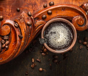 杯带勺子的咖啡,乡村的木制背景咖啡豆,顶部景色图片