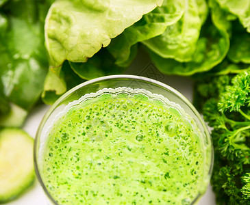 绿色冰沙蔬菜背景上,特写图片