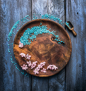 木制乡村碗,带海盐,铲子蓝色桌子上的花,健康背景,顶部景观,合作图片
