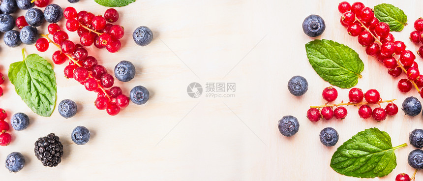 夏季浆果边框白色木制背景,顶部视图,网站横幅图片