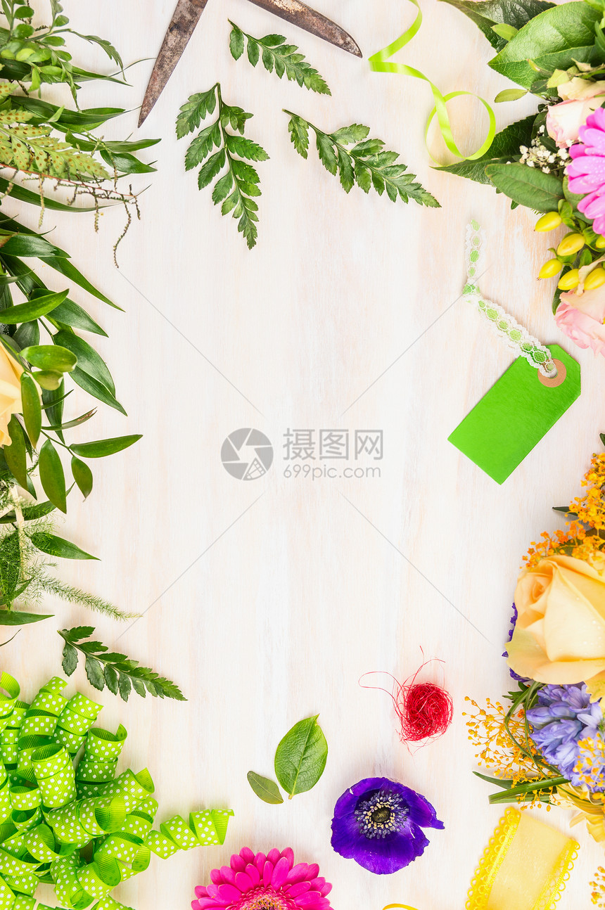 花与夏季花卉花卉配件白色木制背景,顶部视图,地点为文字图片