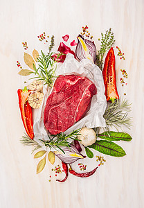 生肉,与草药,香料调味料白色木制背景,烹饪原料,顶部视图图片