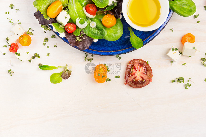 沙拉配西红柿,费塔奶酪油醋蓝色盘子白色木制背景,顶部视图框架图片