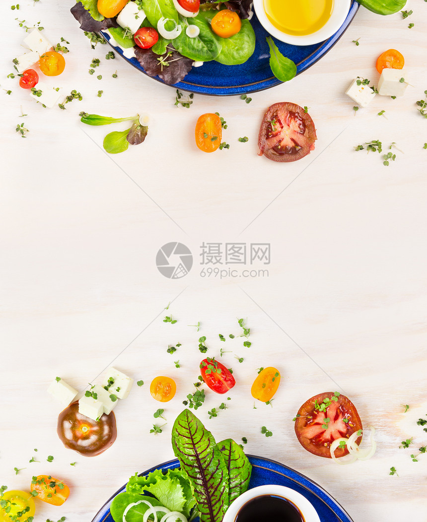沙拉配西红柿,蔬菜,调味品羊奶酪蓝色盘子白色木制背景,顶部视图框架图片