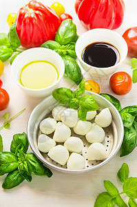意大利马苏里拉与罗勒叶,油,西红柿香醋,意大利食品成分,背景图片