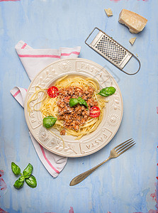 意大利条与叉子旧帕尔马干酪蓝色木制背景,顶部视图图片
