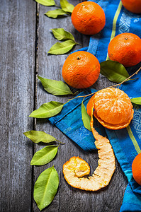 橙色与叶子蓝色木制背景与毛巾图片
