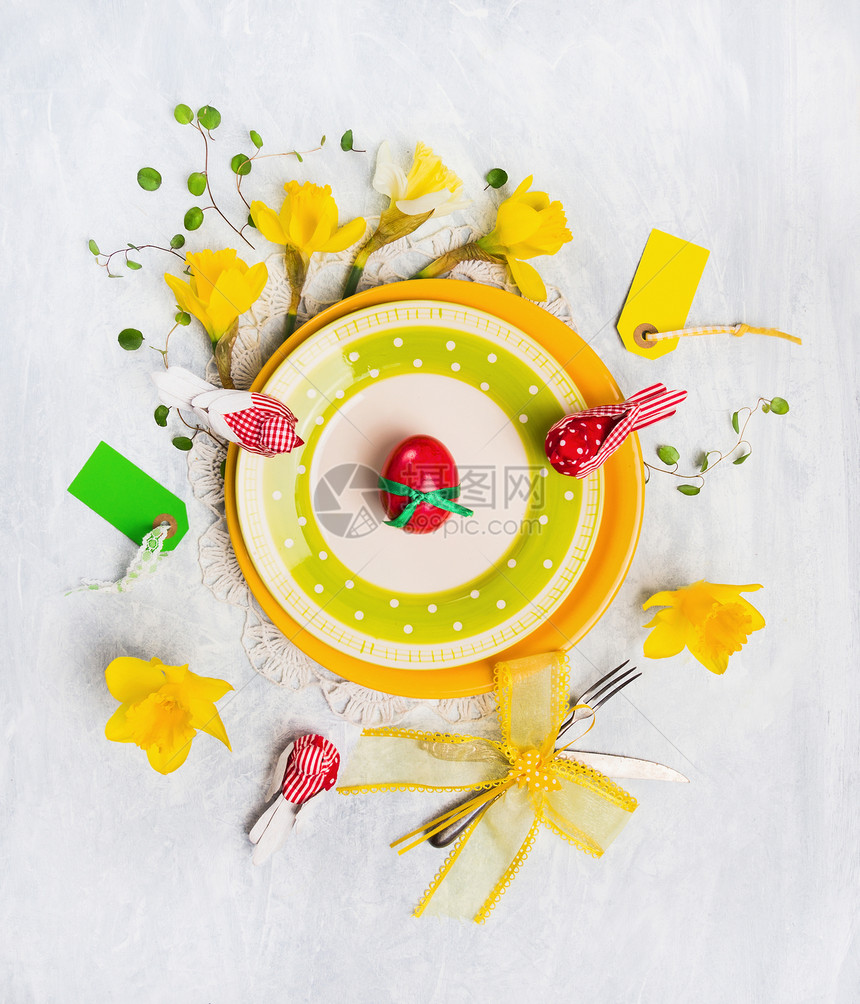 复活节餐桌装饰用红蛋,春花,标志,刀叉黄板上,顶部查看图片