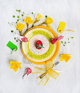 复活节餐桌装饰用红蛋,春花,标志,刀叉黄板上,顶部查看背景图片