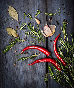 红色辣椒,迷迭香香料古老的蓝色木制背景,顶部视图图片