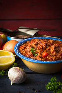 巴斯克语西红柿金鱼乡村厨房的桌子上撒上蔬菜背景